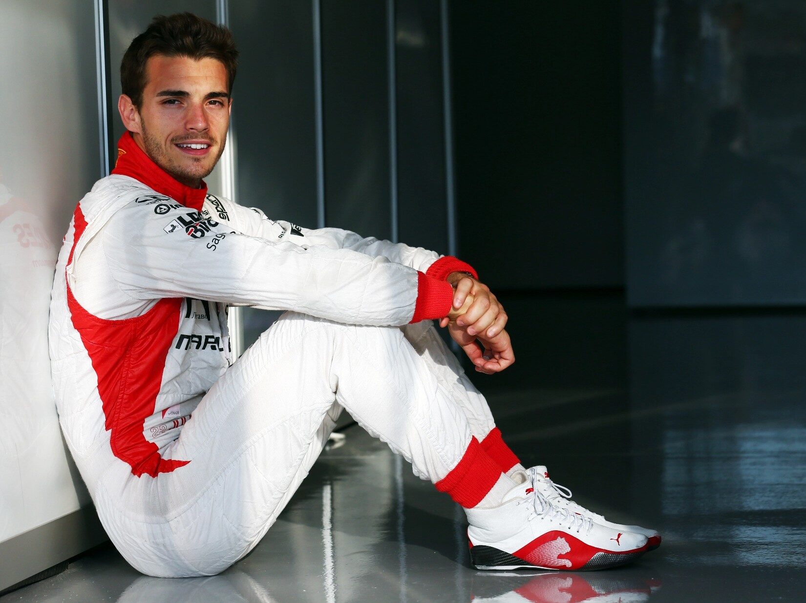 jules-bianchi-assis-en-combinaison-blanche-et-rouge-marussia